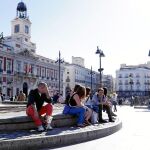 El Ayuntamiento solicitó la colocación de la placa del 15-M en una de las fuentes ornamentales de la plaza