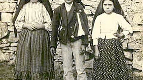 Sor Lucia junto a sus primos, Francisco y Jacinta