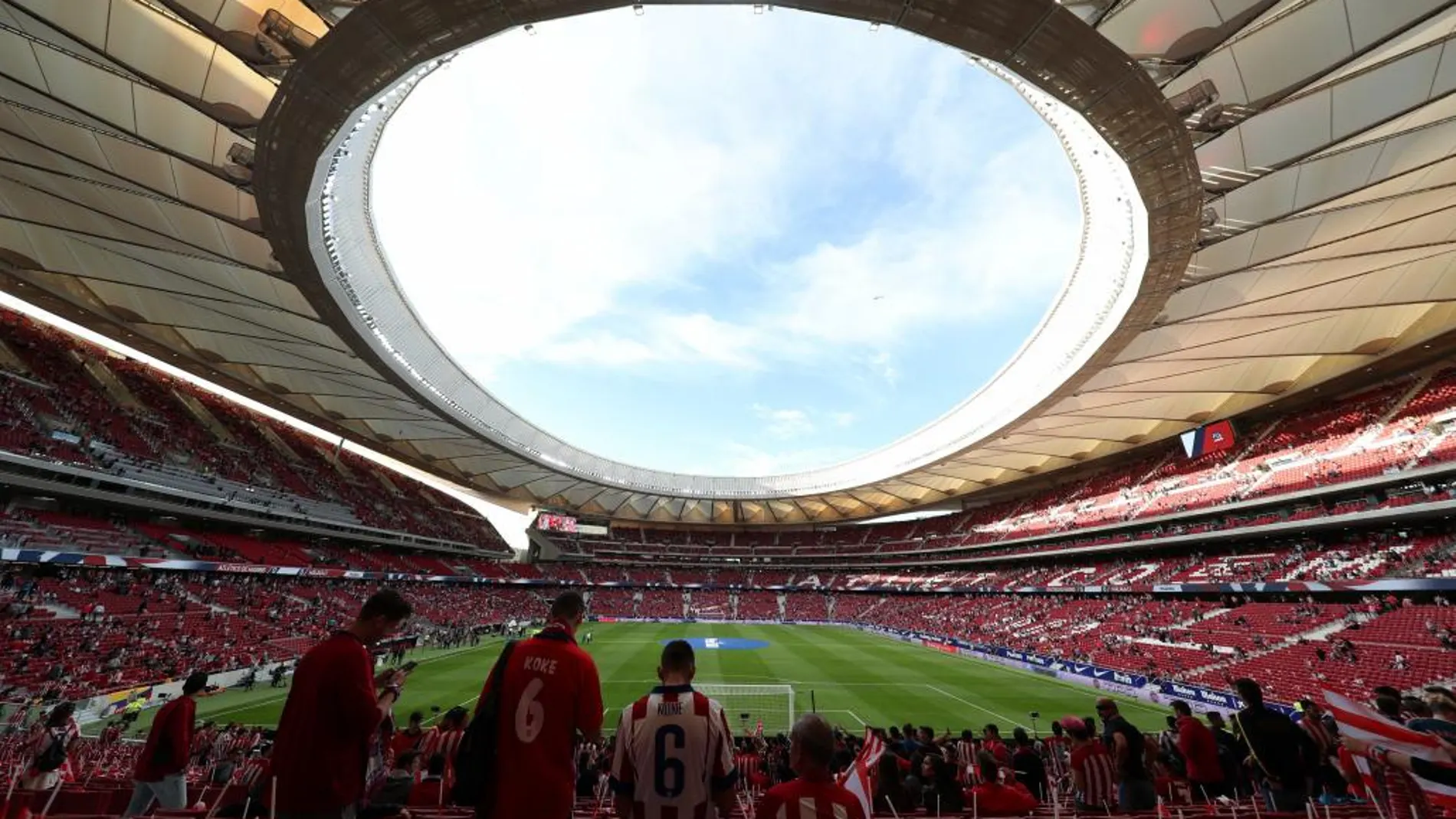 Aficionados atléticos en el interior del Wanda Metropolitano