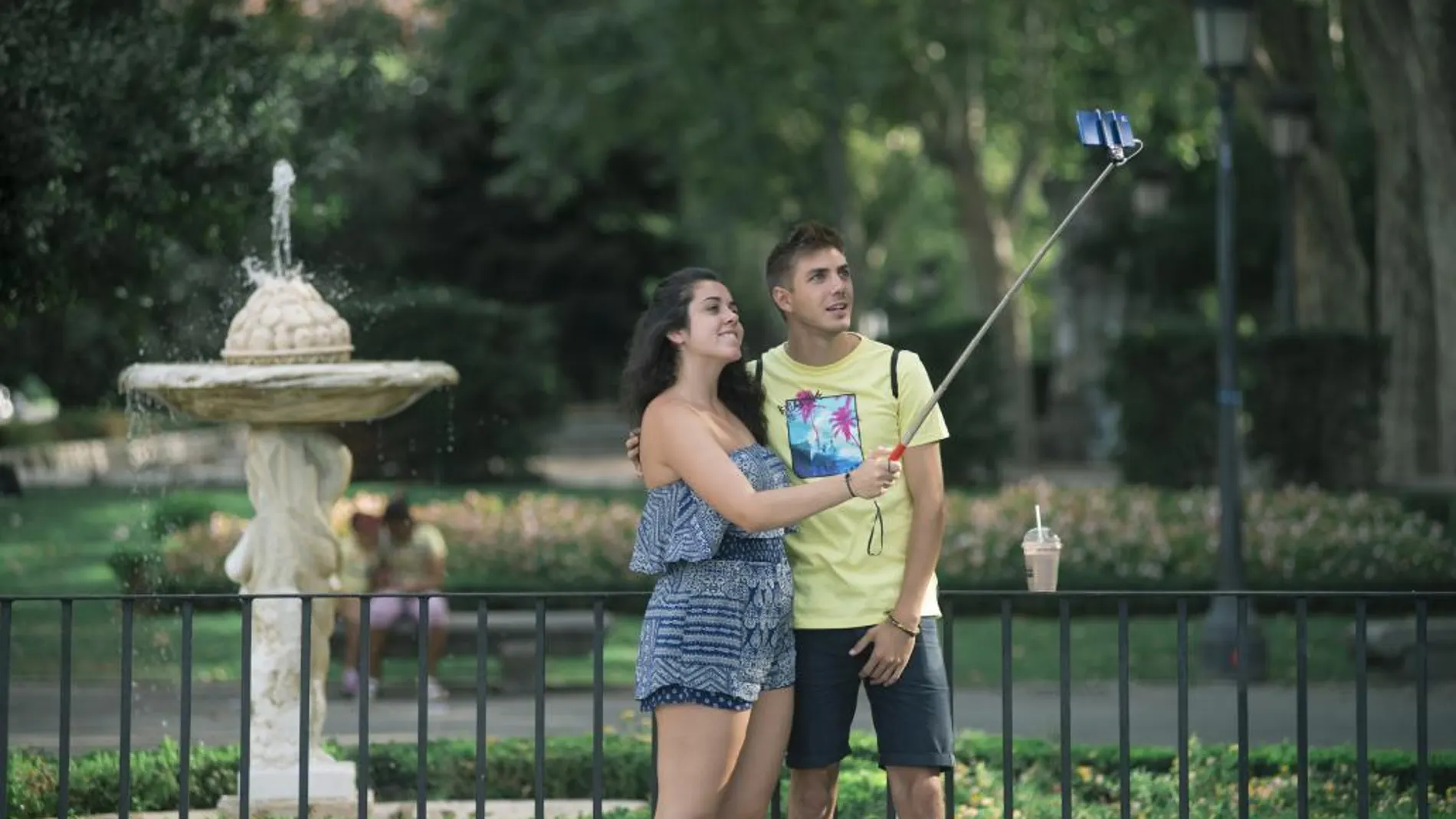 Dos turistas se hacen un selfie en un parque de Madrid