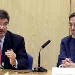 El ministro de Justicia, Rafael Catalá (i) y el presidente del Tribunal Superior de Justicia del País Vasco (TSJPV), Juan Luis Ibarra; durante su intervención