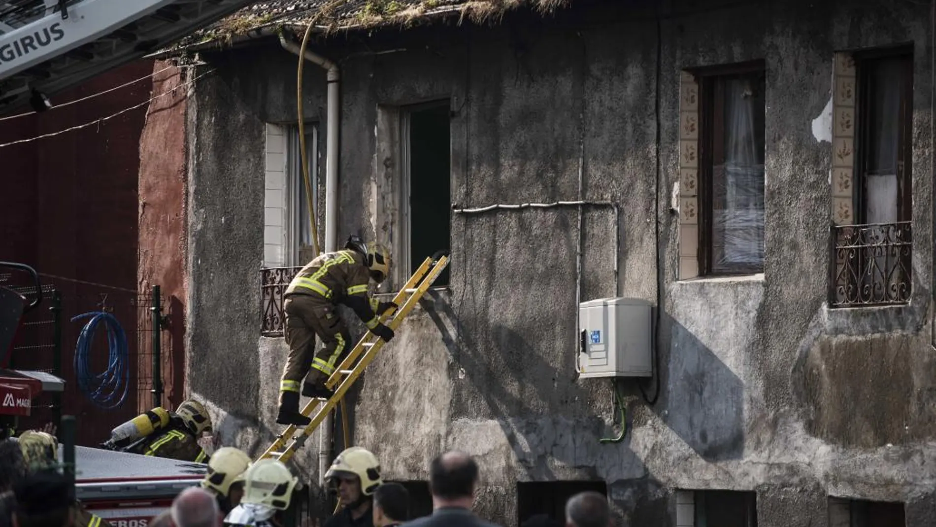 Un bombero trabaja en el edificio.