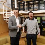 El líder del PSOE, Pedro Sánchez (i),durante la reunión que mantuvo con el secretario general de Podemos, Pablo Iglesias en febrero