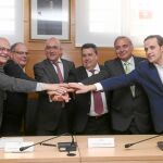 Jesús Julio Carnero firma el acuerdo con representantes de Cruz Roja, Cáritas y Banco de Alimentos