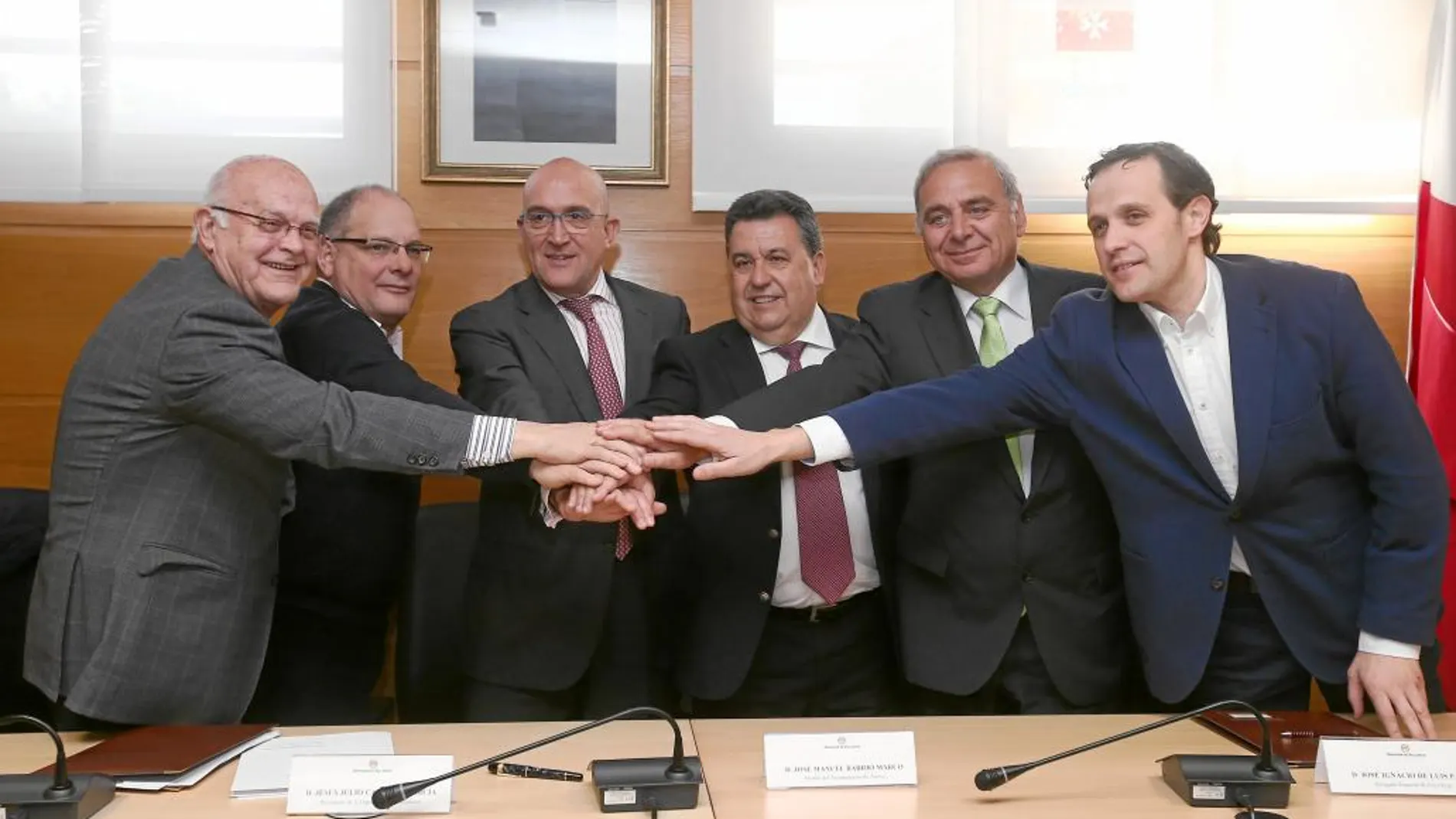 Jesús Julio Carnero firma el acuerdo con representantes de Cruz Roja, Cáritas y Banco de Alimentos