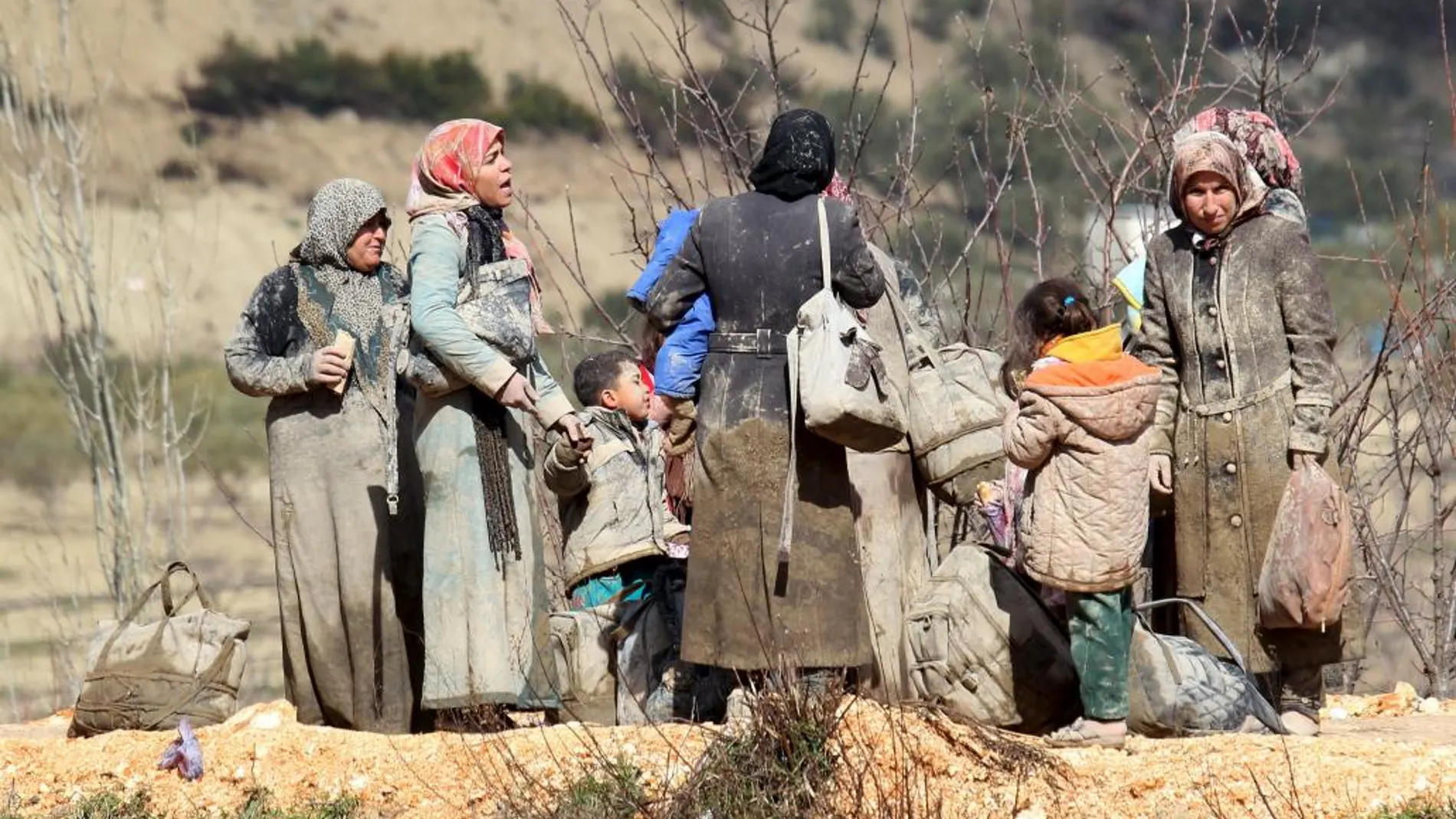 Refugiados esperan al permiso para entrar en Turquía en la ciudad de Khirbet Al-Joz, en Latakia, en la frontera siria