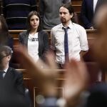 Pablo Iglesias e Irene Montero, escuchan el discurso ofrecido hoy en la Cámara baja por el presidente de Argentina, Mauricio Macri
