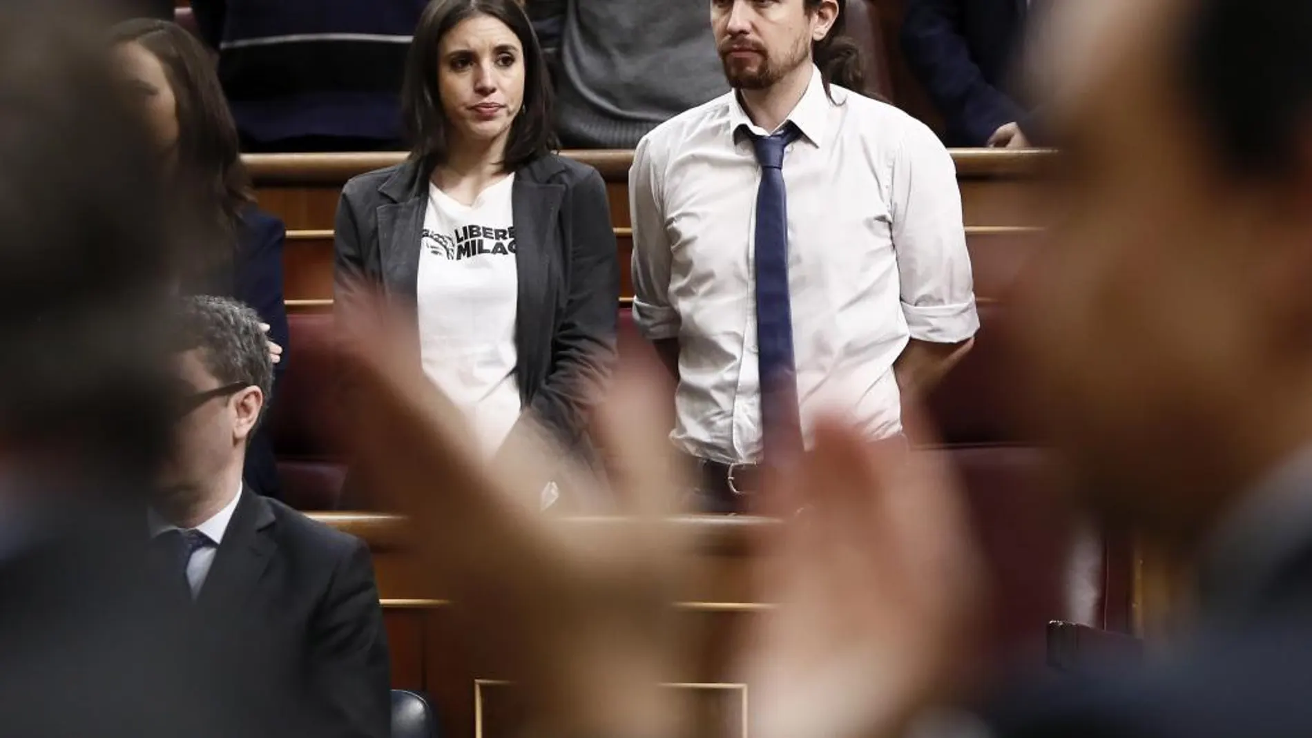 Pablo Iglesias e Irene Montero, escuchan el discurso ofrecido hoy en la Cámara baja por el presidente de Argentina, Mauricio Macri