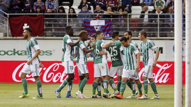 Los jugadores del Betis, celebran el gol que marcaron contral el Eibar