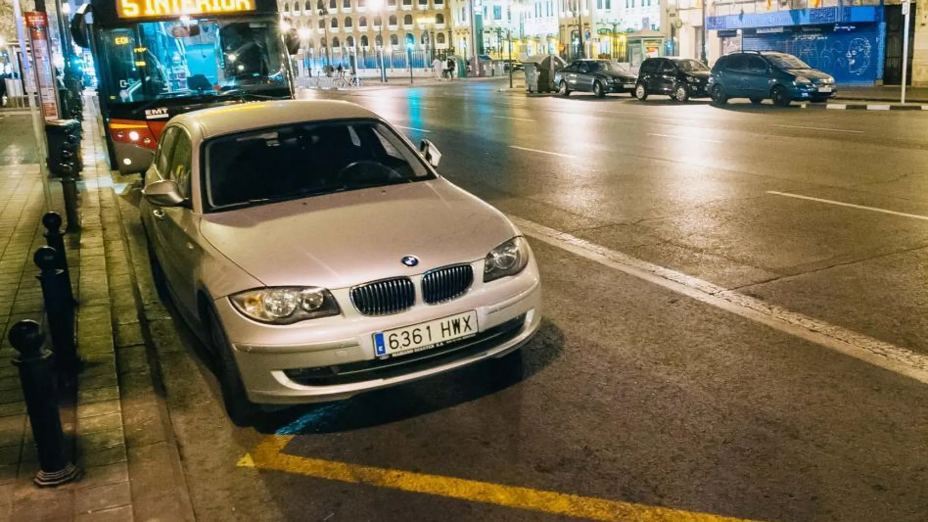 El carril bus donde el Ayuntamiento prohibirá aparcar por la noche