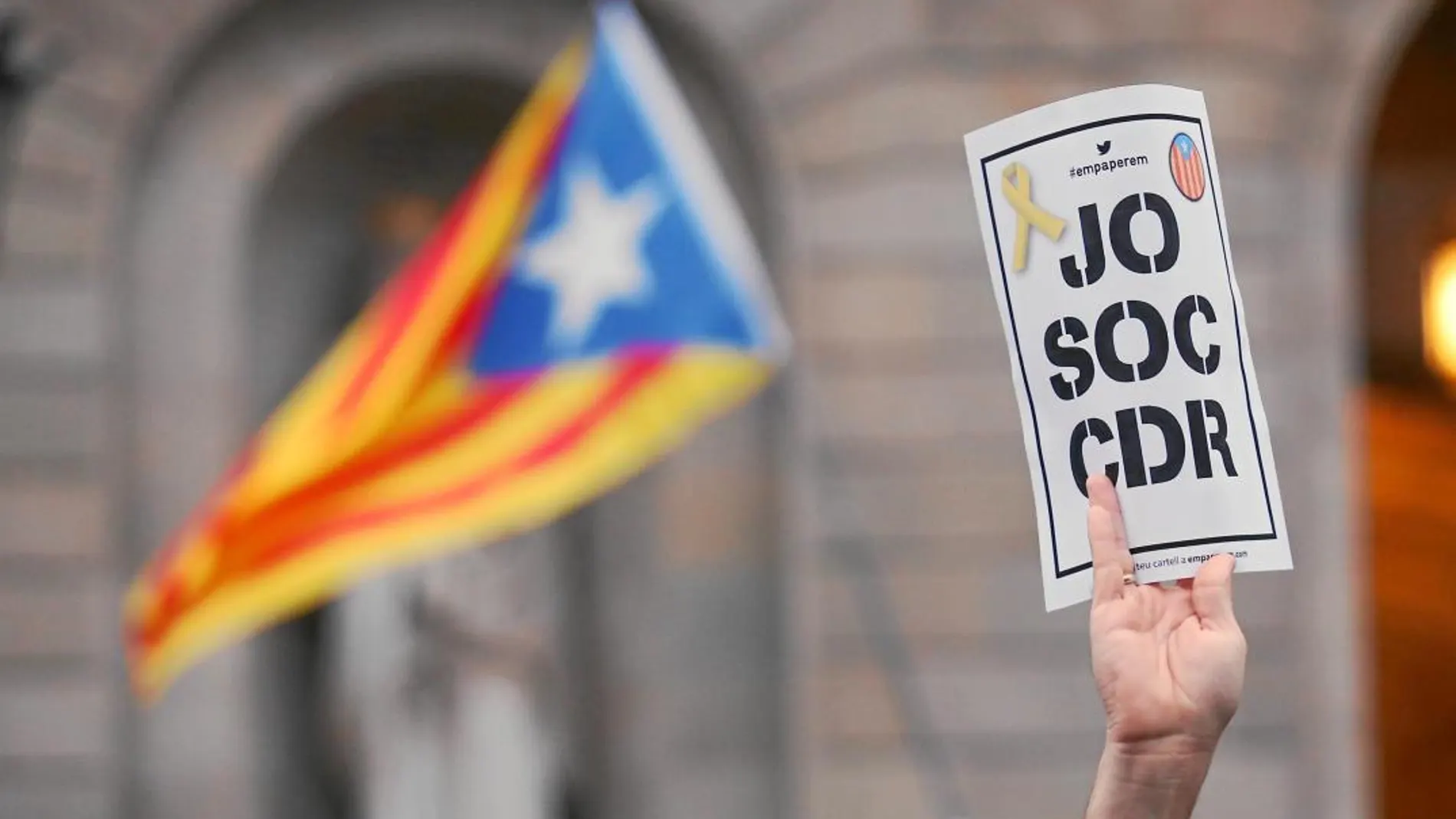 Una persona sostiene un cartel de apoyo a los CDR durante una manifestación que tuvo lugar en Barcelona el pasado martes