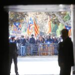 Manifestantes a favor de la independencia se concentraron ayer a las puertas del Parlament
