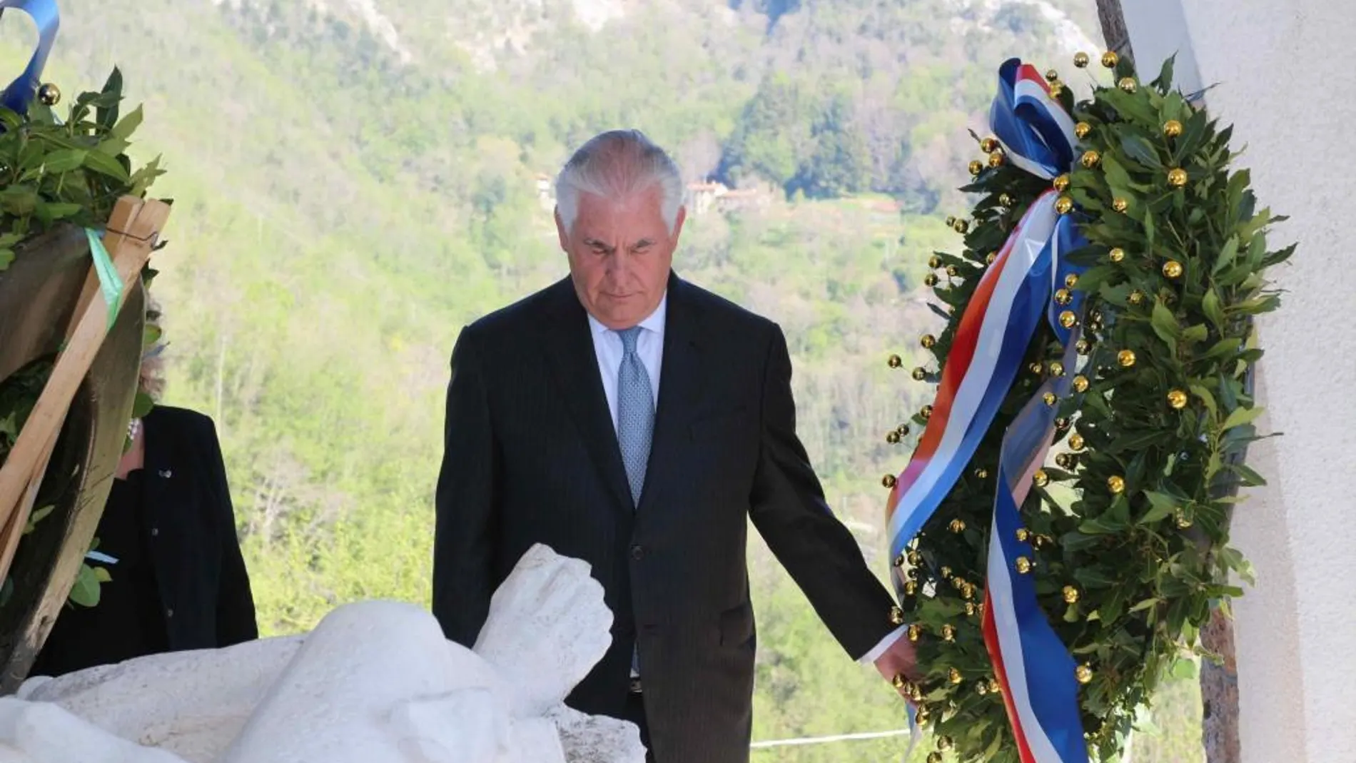 Rex Tillerson asiste a un acto en memoria de las víctimas de la Segunda Guerra Mundial en el pueblo de Sant'Anna di Stazzema