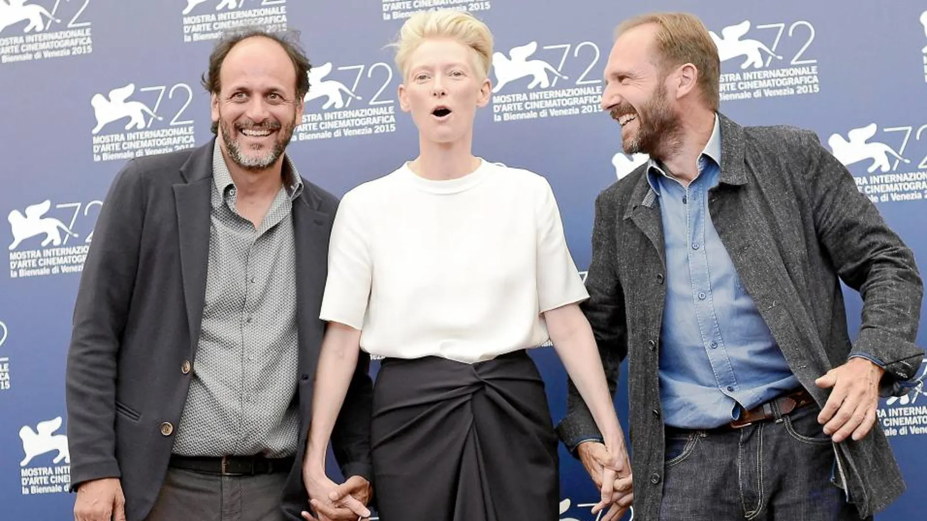 El director Luca Guadagnino (izquierda), con los actores Tilda Swinton (centro) y Ralph Fiennes (derecha)