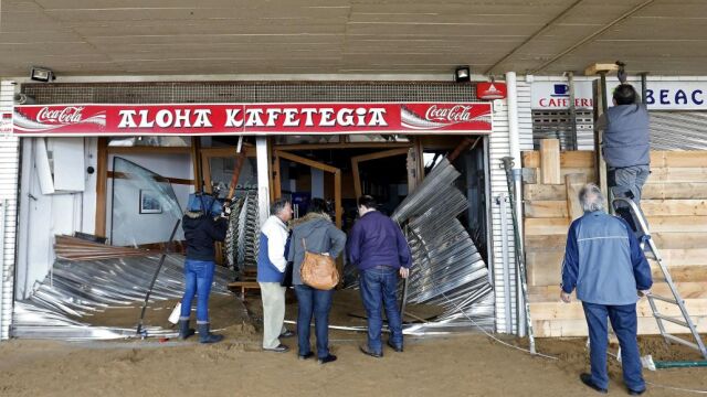 Trabajadores de la cafetería Aloha de Zarautz, observan el estado de sus instalaciones
