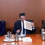 La ministra alemana de Trabajo y Asuntos Sociales, Andrea Nahles; el ministro de Asuntos Exteriores, Sigmar Gabriel, y la canciller alemana Angela Merkel, asisten al Consejo de Ministros.