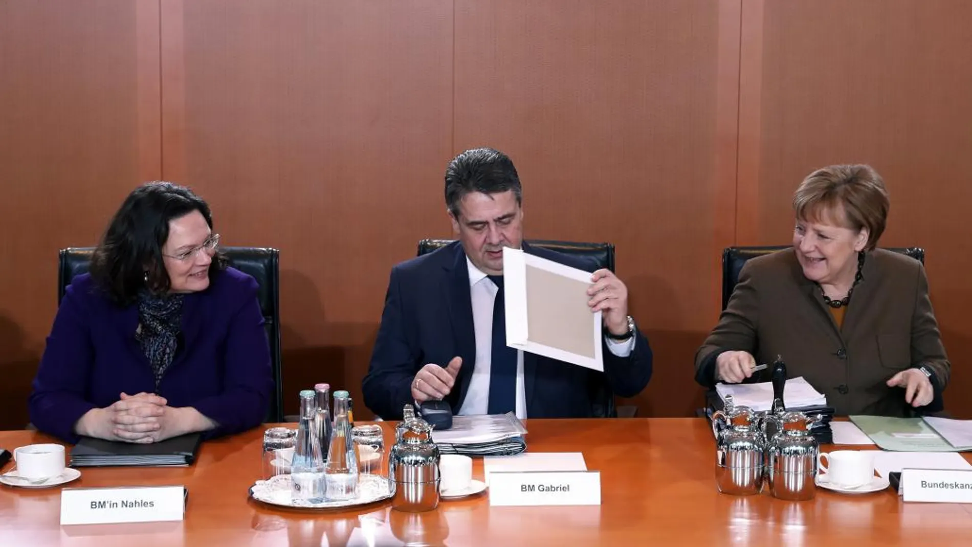 La ministra alemana de Trabajo y Asuntos Sociales, Andrea Nahles; el ministro de Asuntos Exteriores, Sigmar Gabriel, y la canciller alemana Angela Merkel, asisten al Consejo de Ministros.