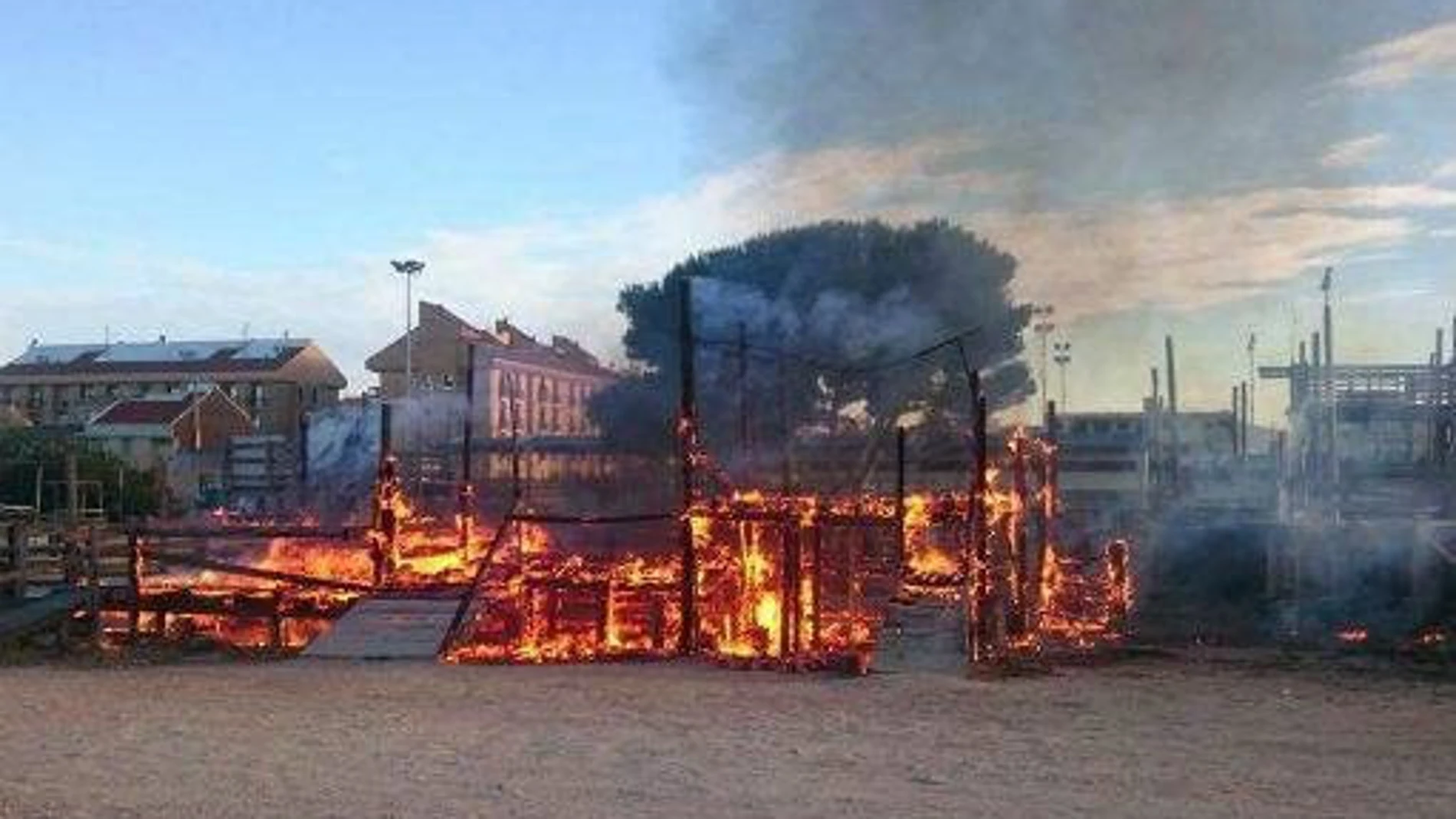 Plaza de toros de Campredó en llamas