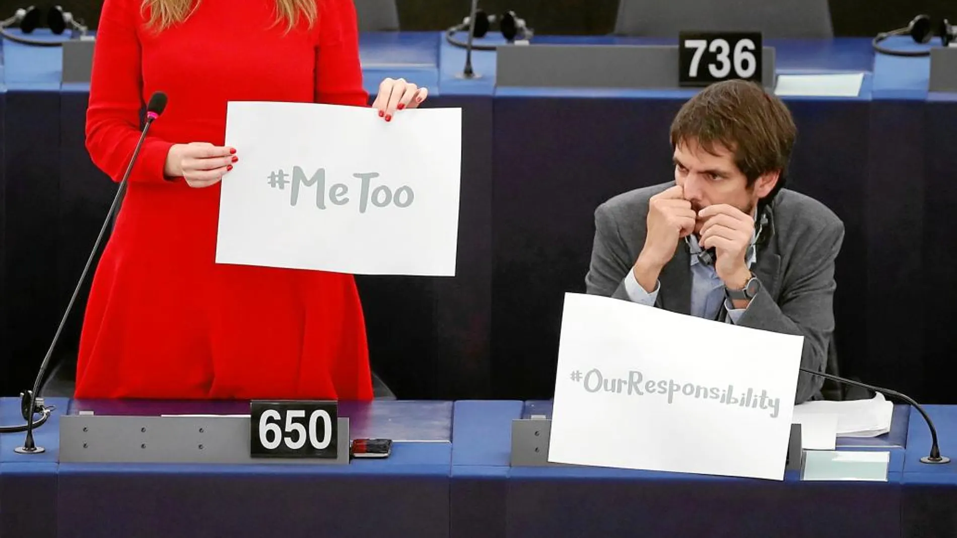 La eurodiputada alemana Terry Reintke sostiene el cartel de apoyo a las mujeres que han sufrido acoso