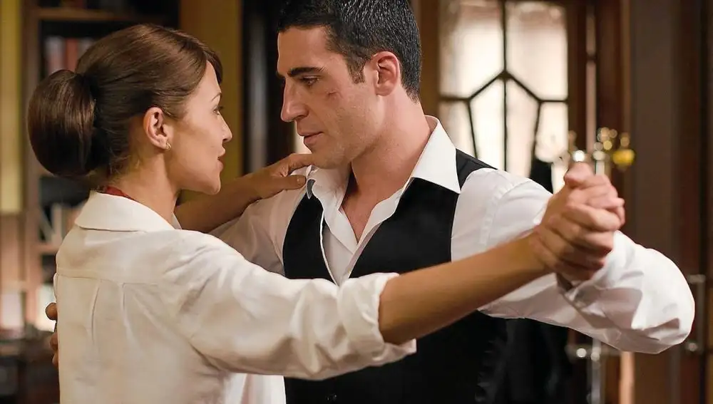 Paula Echevarría y Miguel Ángel Silvestre en «Velvet»