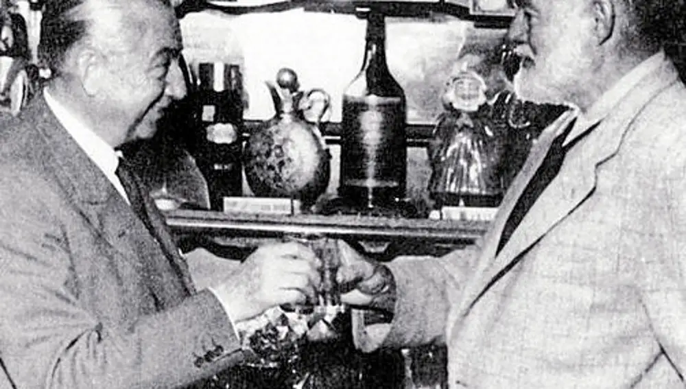 Perico Chicote, que levantó el local en 1931, y Ernest Hemingway