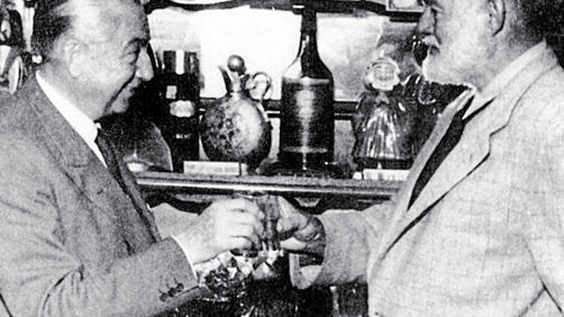 Perico Chicote, que levantó el local en 1931, y Ernest Hemingway