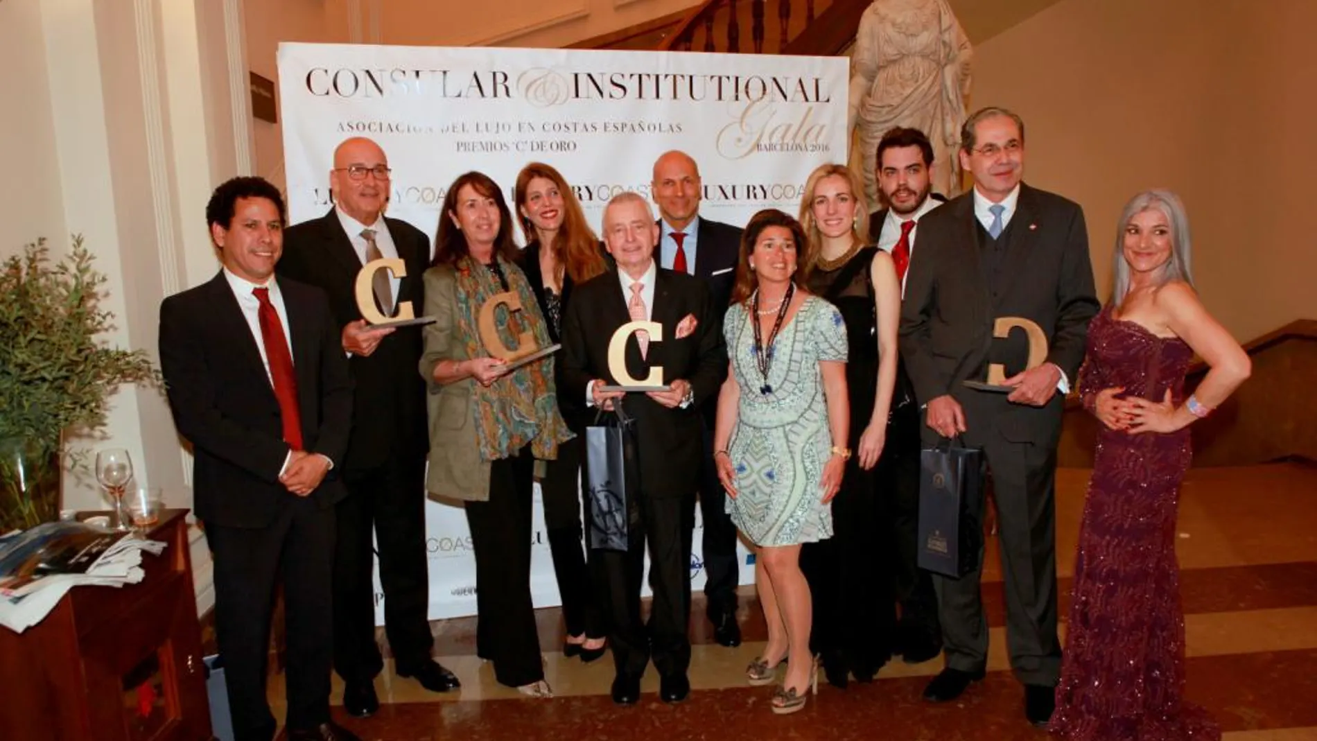 Foto de familia de los premiados