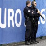 Agentes de Policía franceses, armados, durante las labores de vigilancia en un partido de la Eurocopa 2016