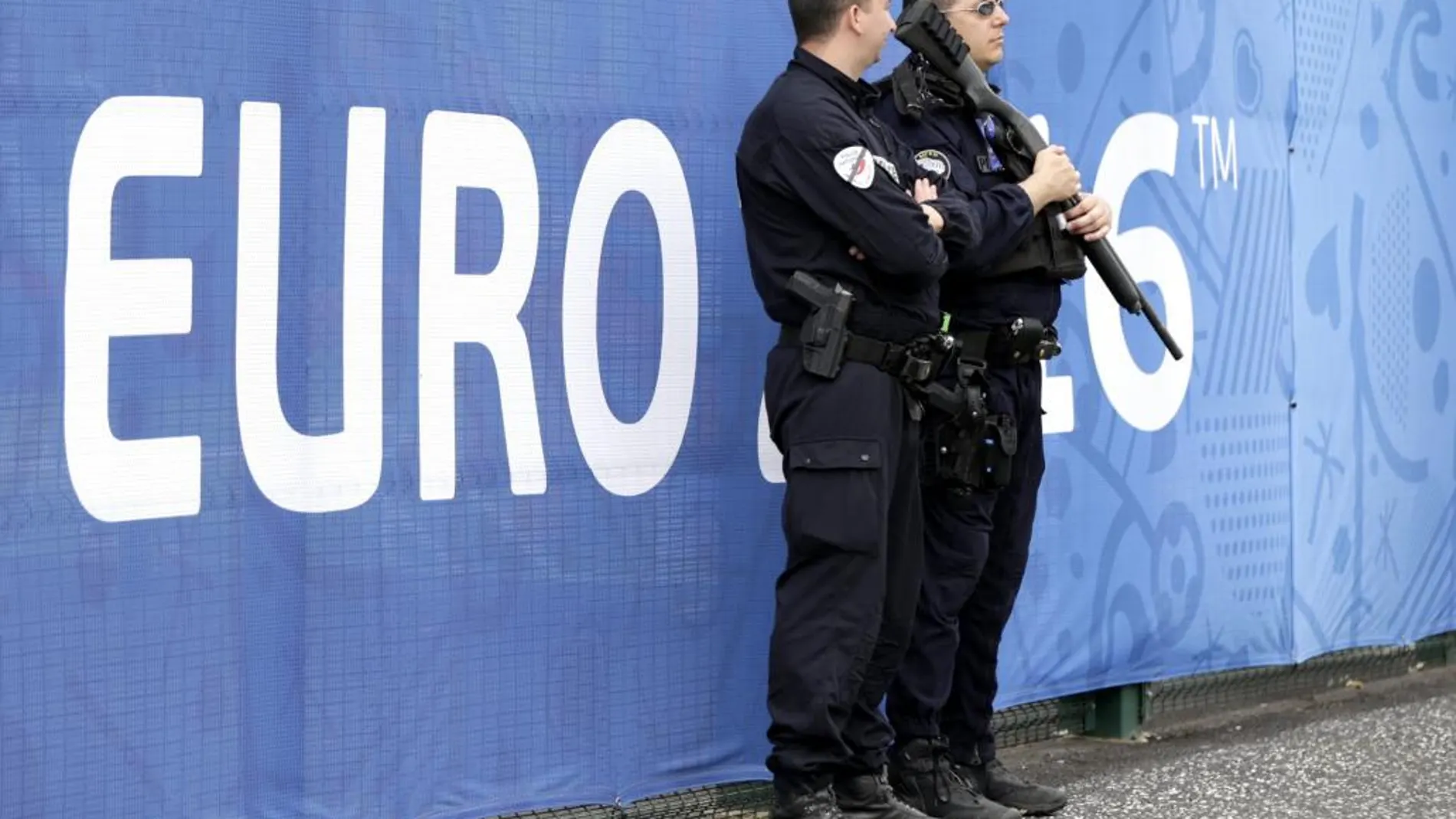 Agentes de Policía franceses, armados, durante las labores de vigilancia en un partido de la Eurocopa 2016