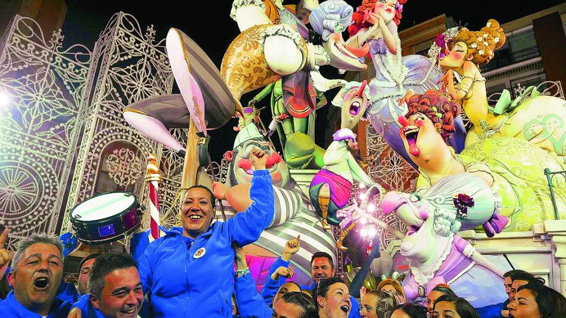 Algunos de los miembros de la falla Cuba- Literato Azorín, celebrando ayer la primera victoria de su historia en la sección Especial