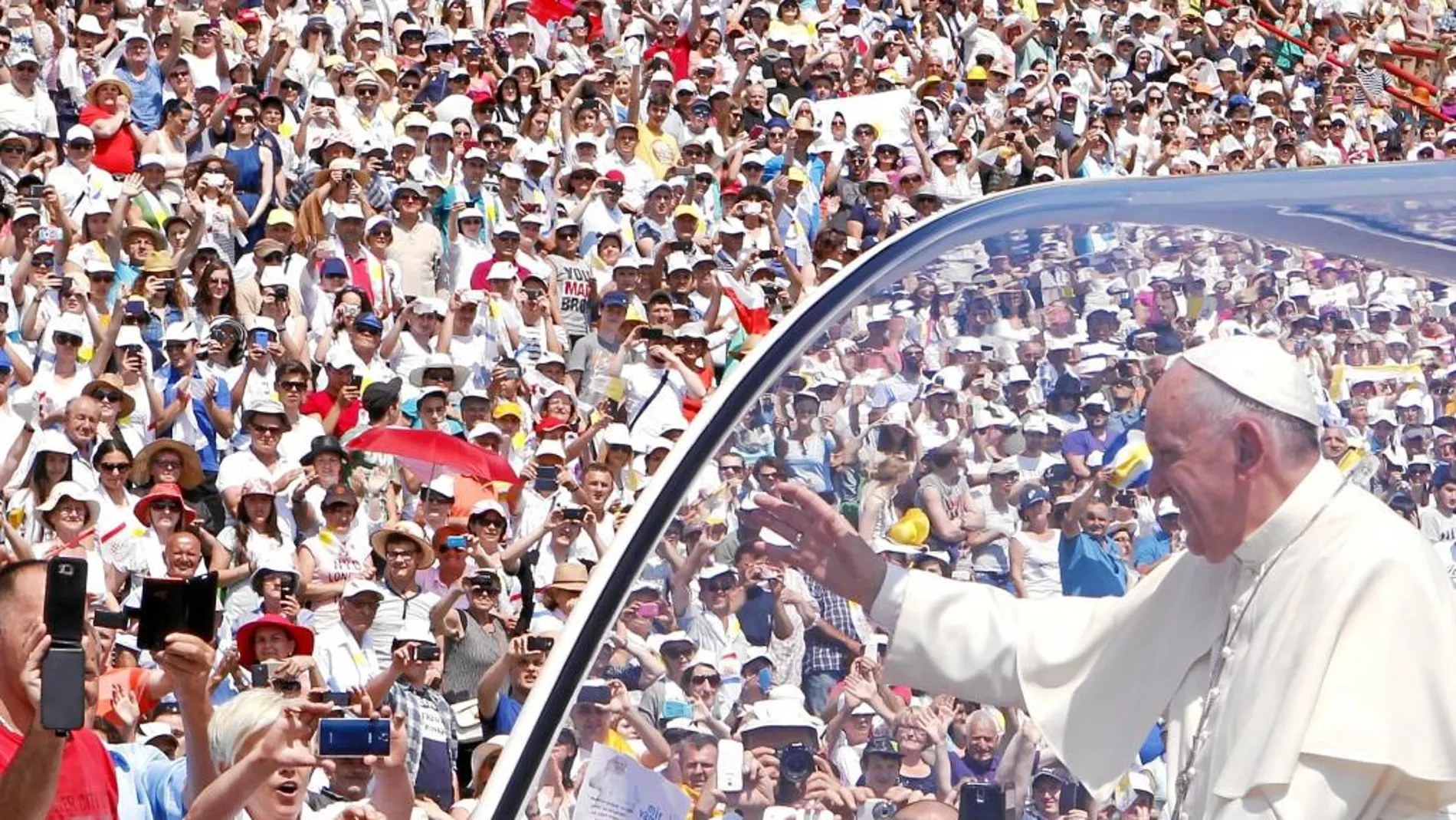 Cuando el Papa llegó a la capital bosnia acudieron a recibirle más de 100.000 personas
