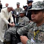 El Papa saluda a militares heridos en combate en Bogotá (Colombia)