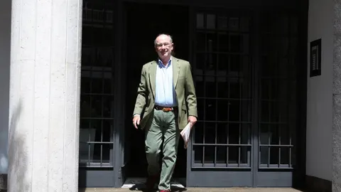 Rodrigo Rato sale de su domicilio.