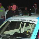 Samuel Folgueral, con uno de sus hijos, en un coche de carreras.