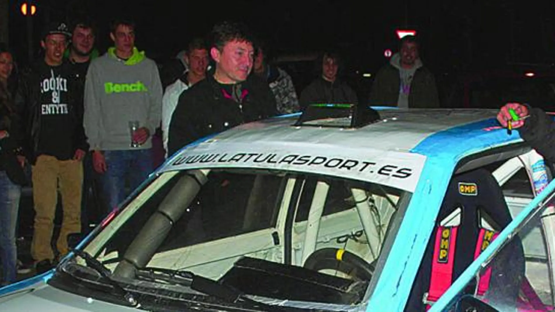 Samuel Folgueral, con uno de sus hijos, en un coche de carreras.