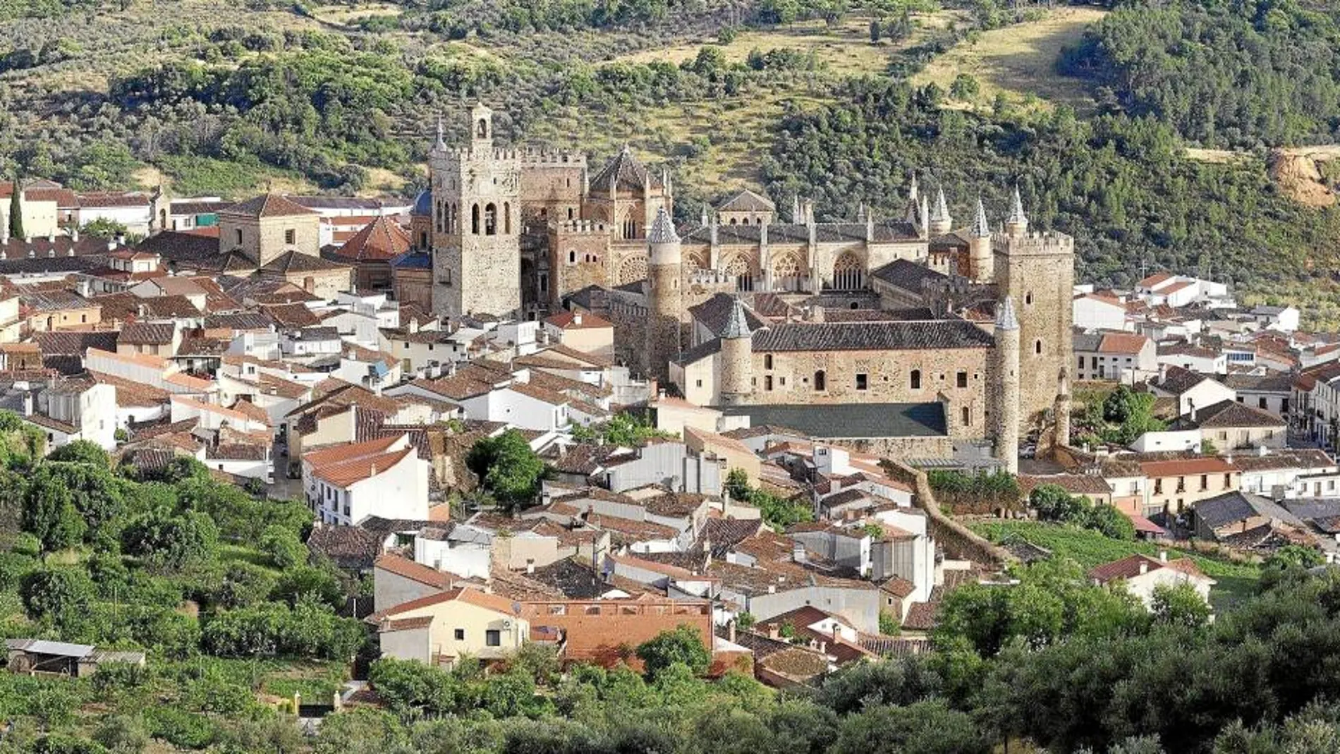 El Real Monasterio de Santa María de Guadalupe es el epicentro de la localidad, rodeada de naturaleza