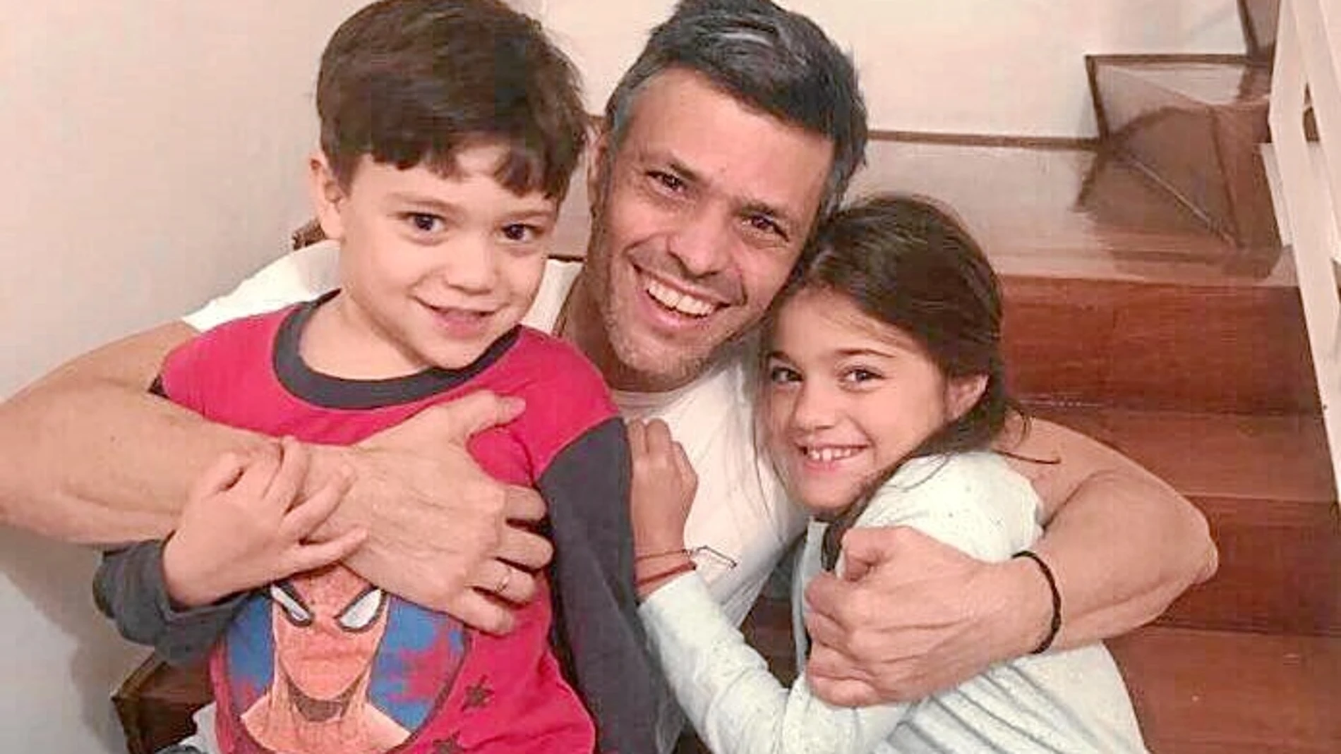 López, junto a sus hijos Manuela y Leopoldo Santiago, en su hogar