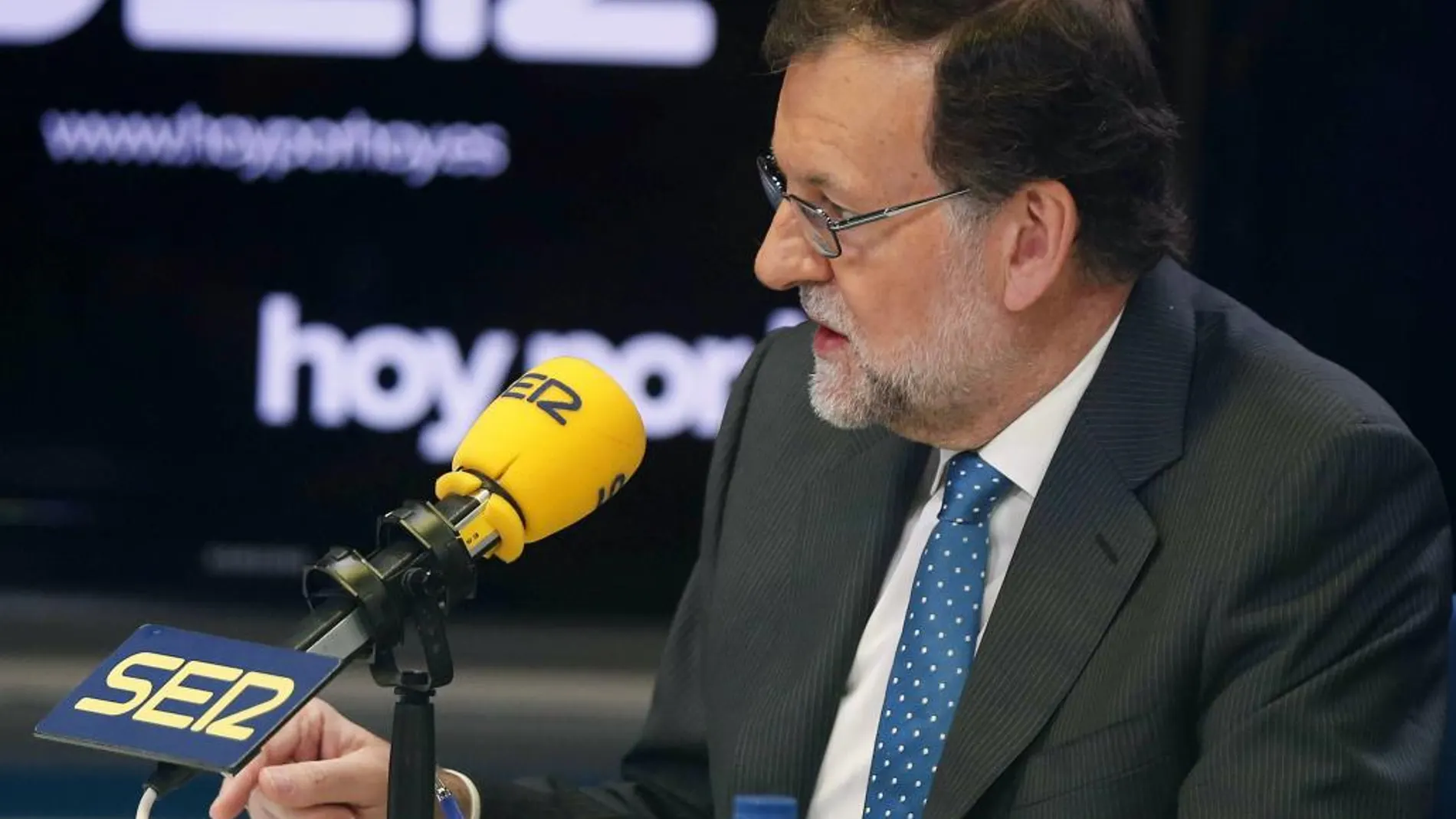 El presidente del Gobierno en funciones, Mariano Rajoy, durante la entrevista que ha ofrecido hoy en el progarma "Hoy por hoy", de la Cadena Ser