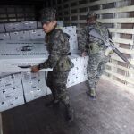 Militares hondureños reparten el material electoral