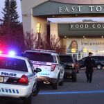Coches de la Policía de madison a la entrada del centro comercial East Towne Mall