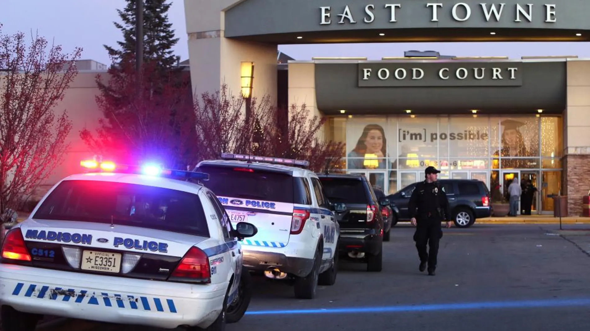 Coches de la Policía de madison a la entrada del centro comercial East Towne Mall