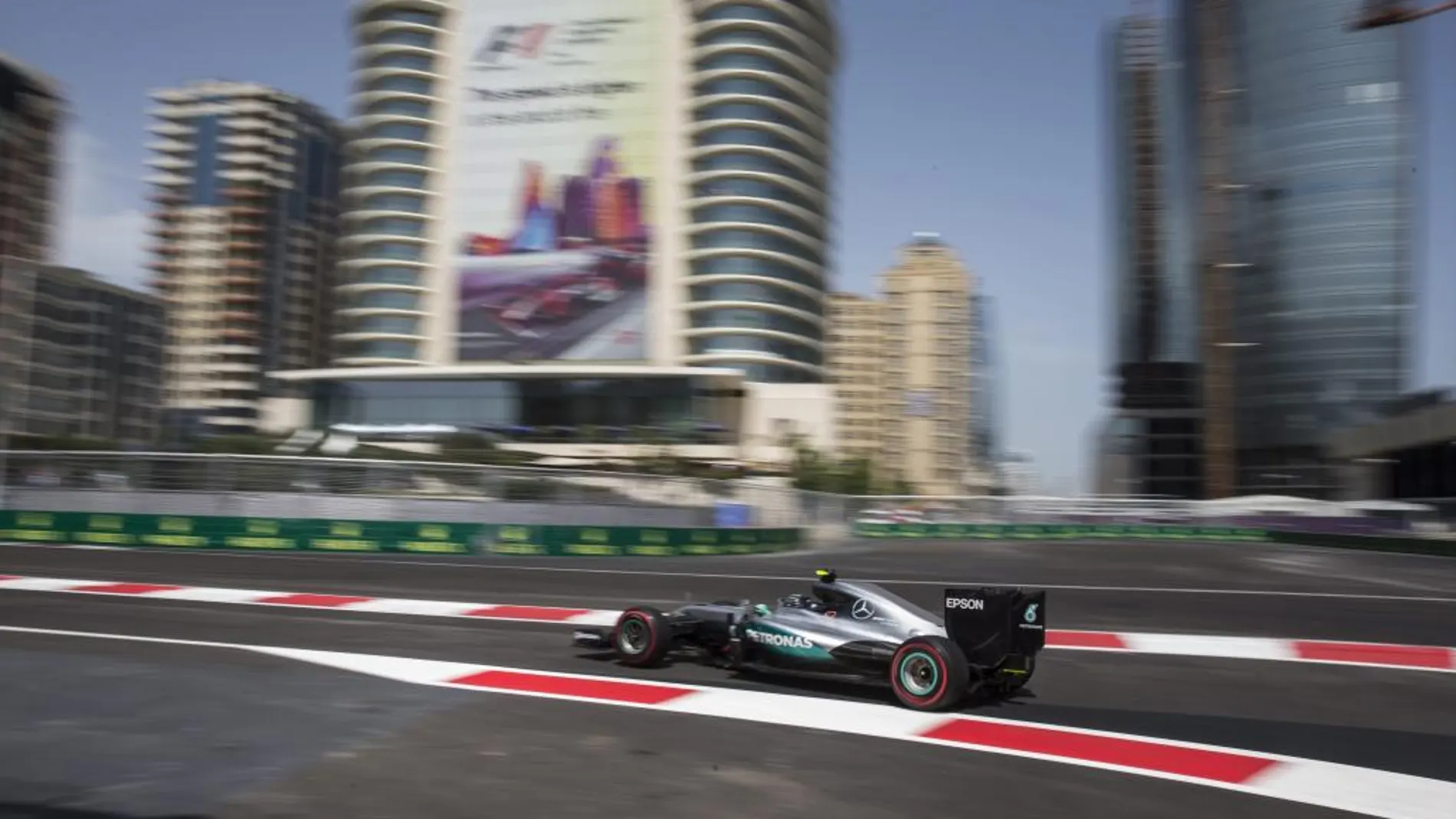El alemán Nico Rosberg (Mercedes) durante la carrera de Baku