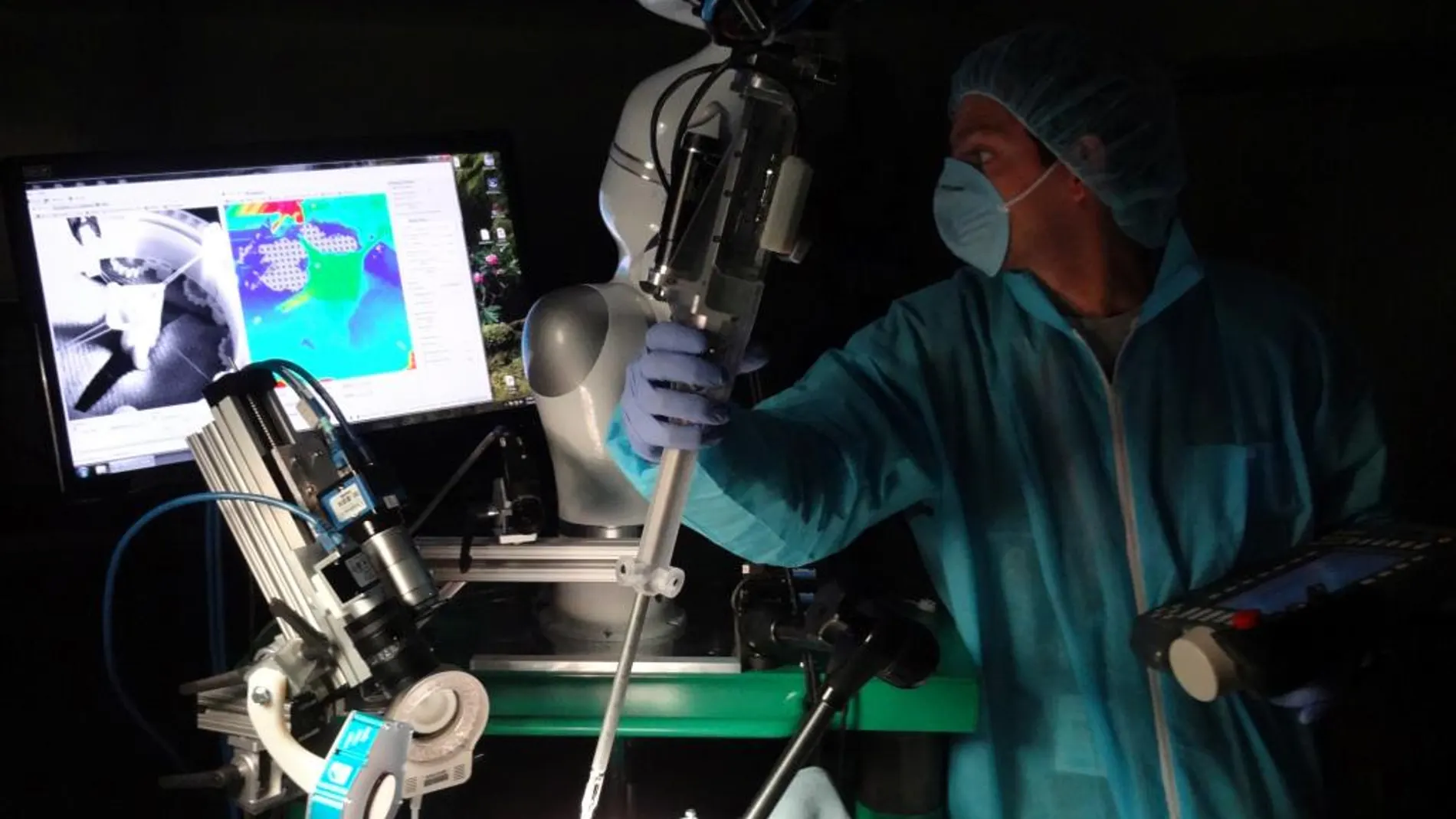 El robot-cirujano que permite operar sin manos