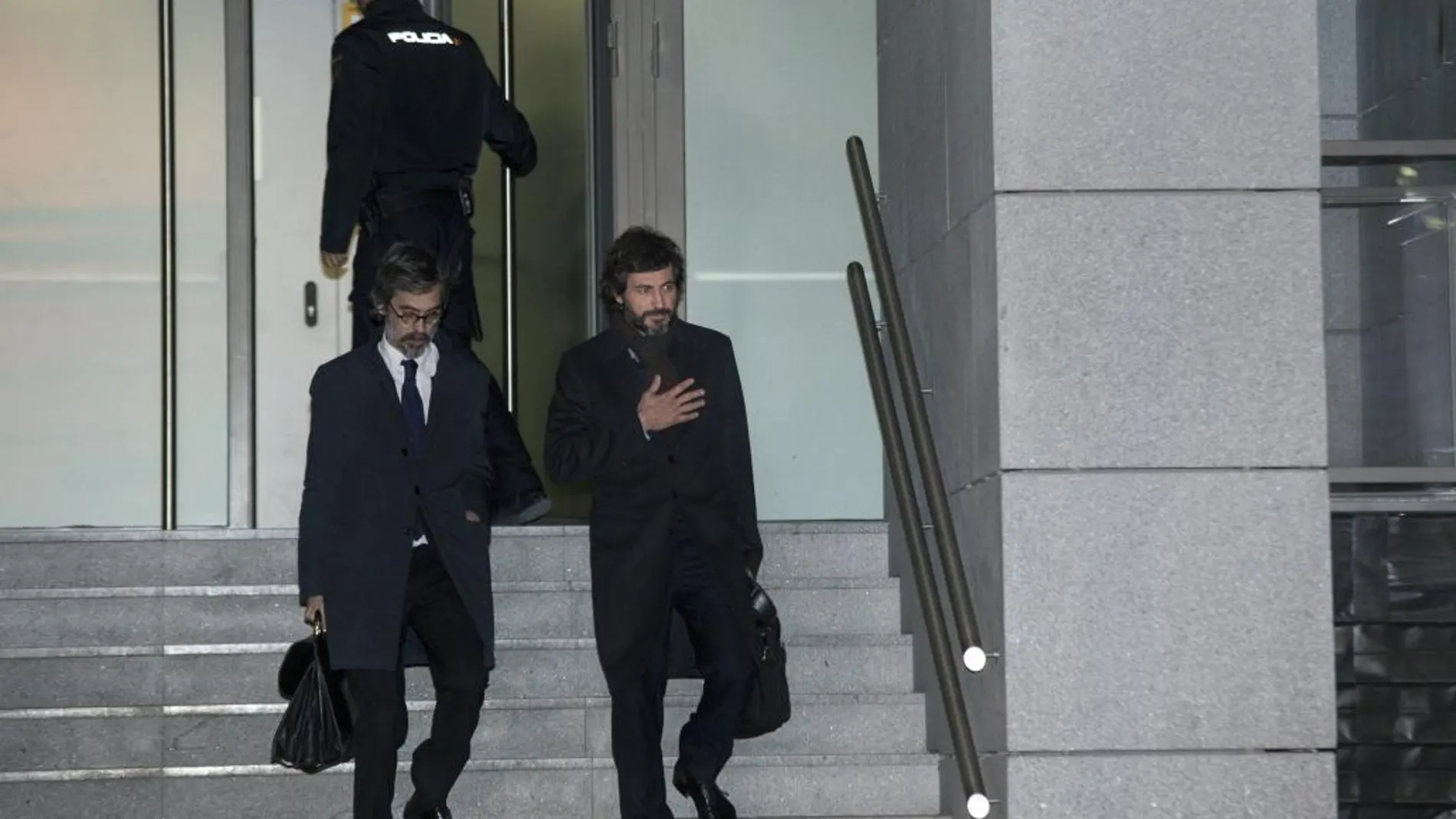 Oleguer Pujol (derecha), hijo menor del expresidente catalán, a su salida de la Audiencia Nacional el pasado día 12 donde fue interrogado por el juez de la Audiencia Nacional José de la Mata, en el marco de la investigación que se sigue contra él por blanqueo de capitales.