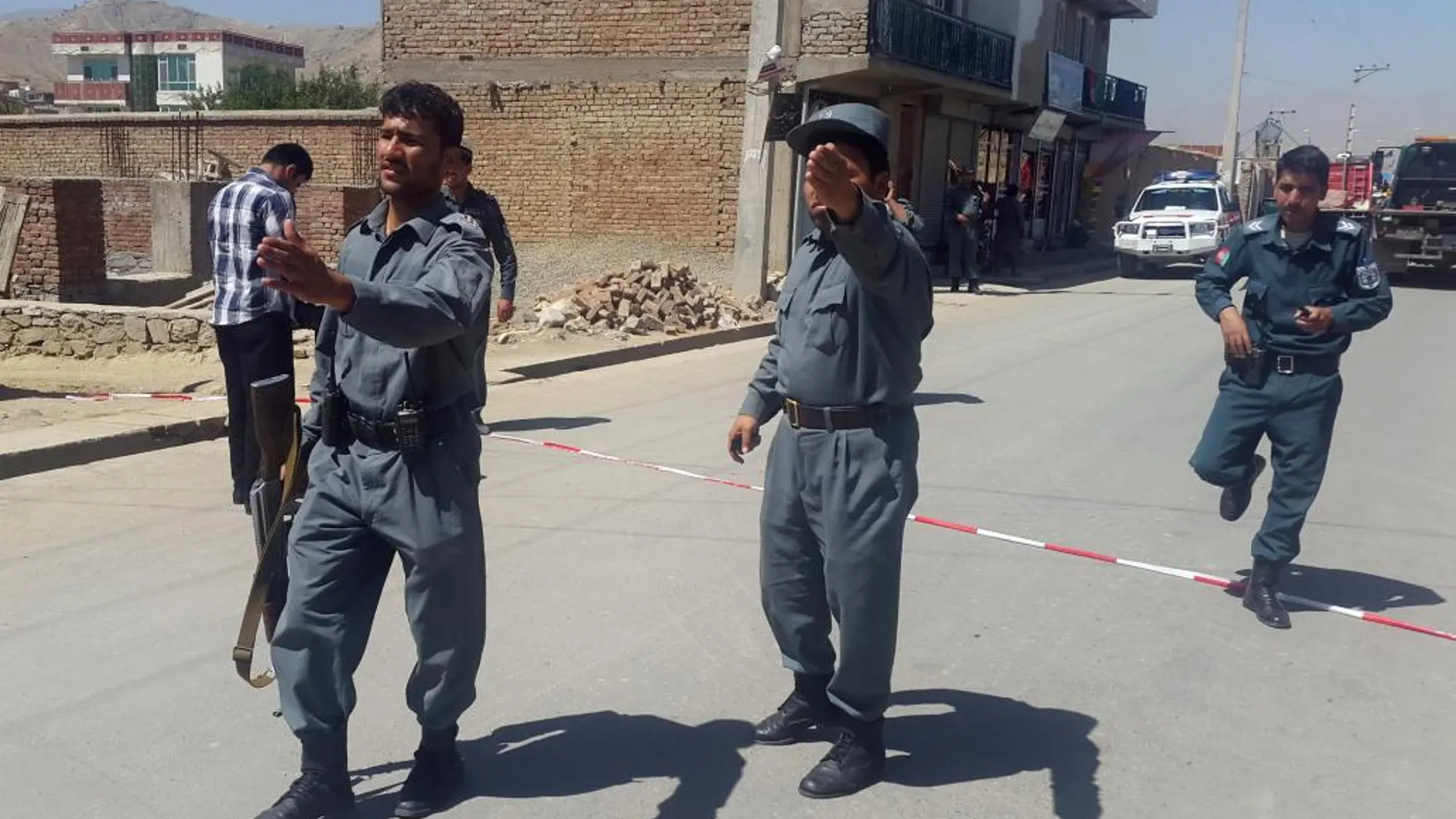 La Policía afgana en lugar del atentado.