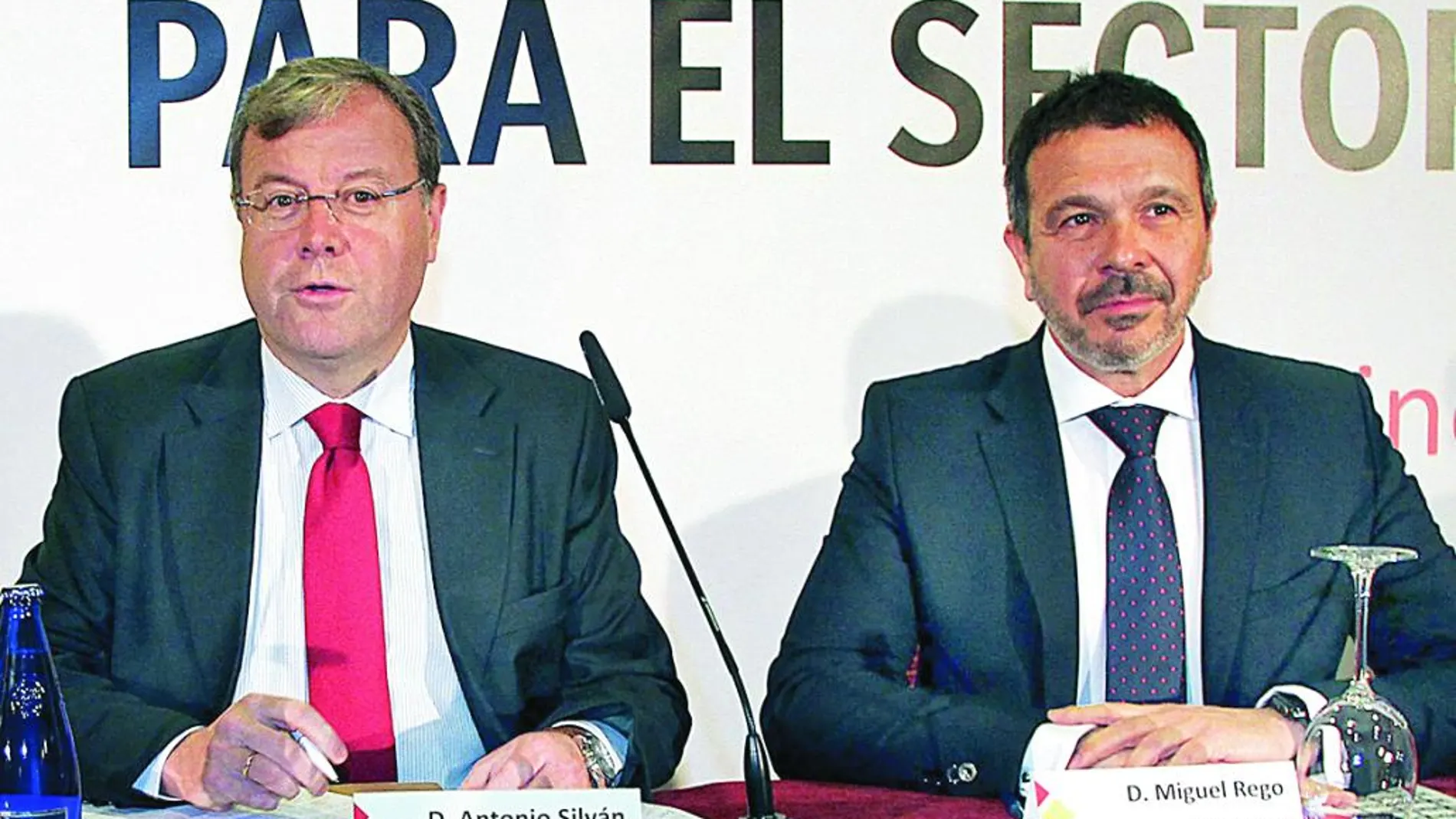 El alcalde de León, Antonio Silván, junto con el director del Incibe, Miguel Rego