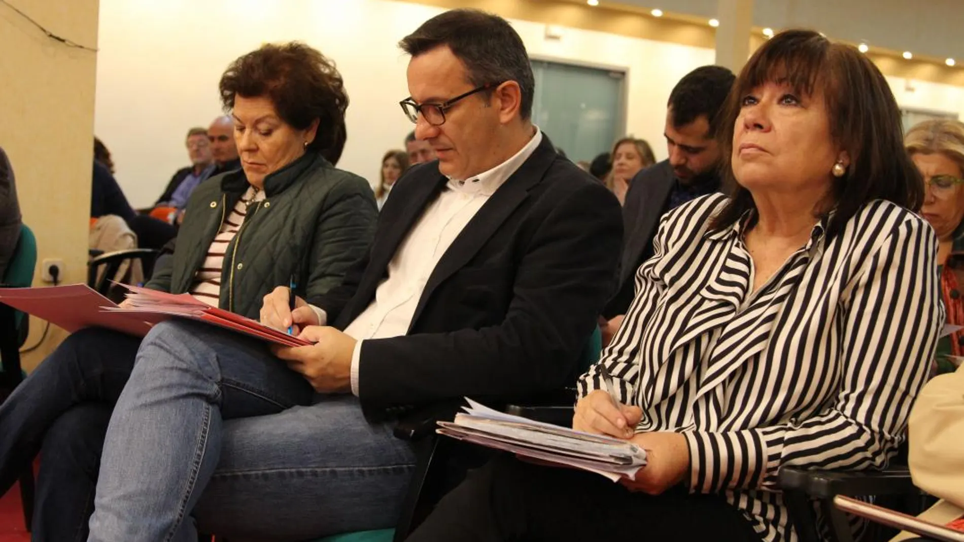 La presidenta del PSOE, Cristina Narbona (d), junto a Diego Conesa