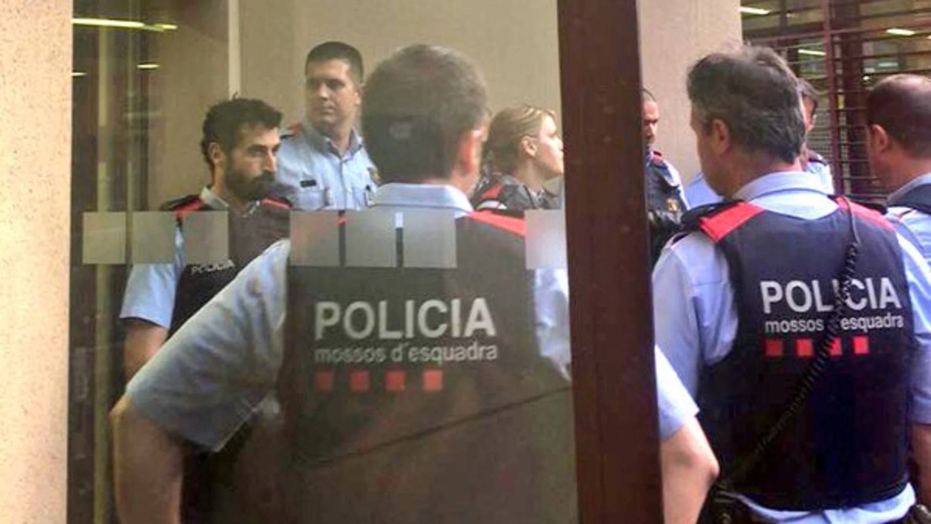 Los mossos esperan a García Albiol, que ha permanecido 20 minutos esperando.
