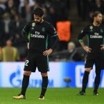 Isco (i) y Sergio Ramos (d) de Real Madrid tras encajar la derrota en el estadio Wembley, en Londres.