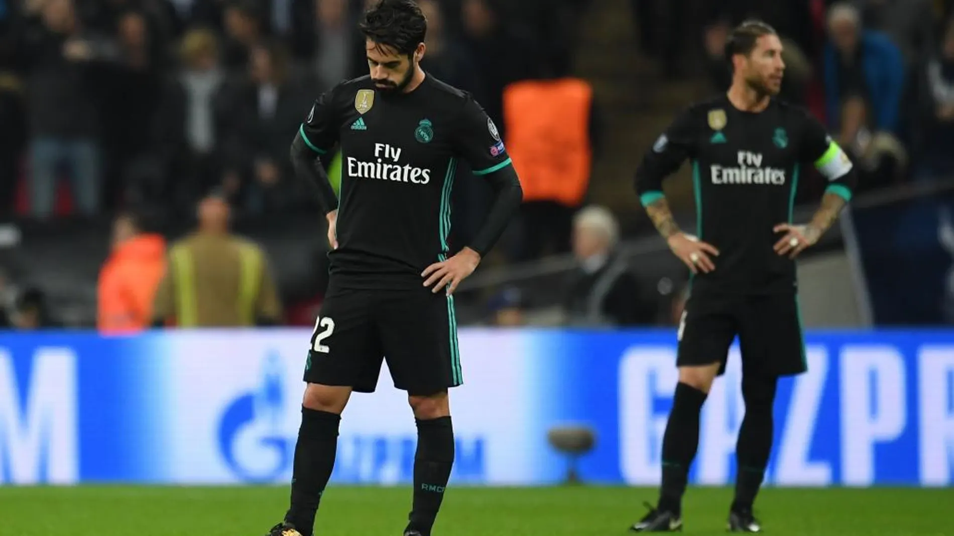 Isco (i) y Sergio Ramos (d) de Real Madrid tras encajar la derrota en el estadio Wembley, en Londres.